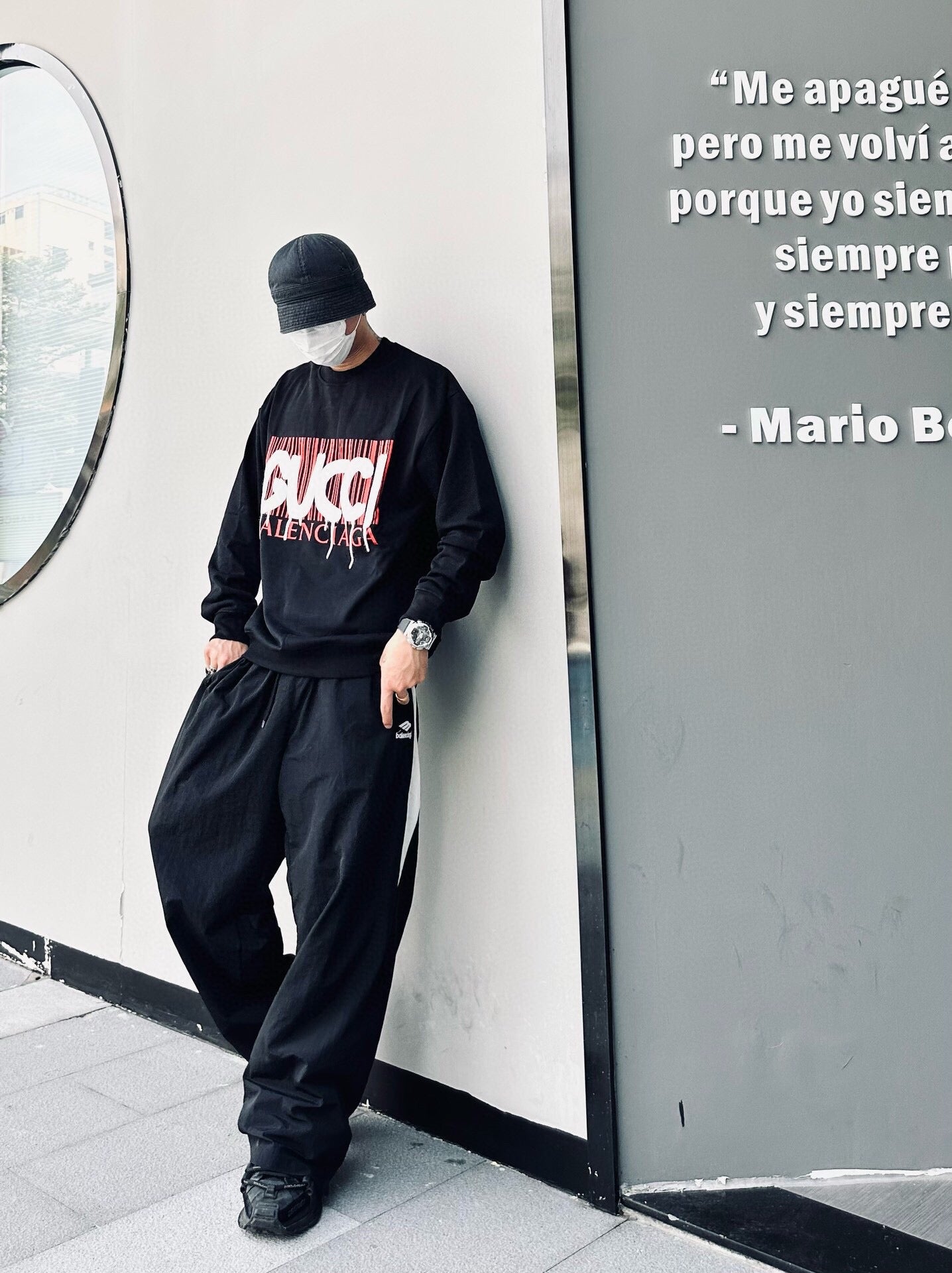 g*u*i x Ba*len*cia*ga sweatshirt