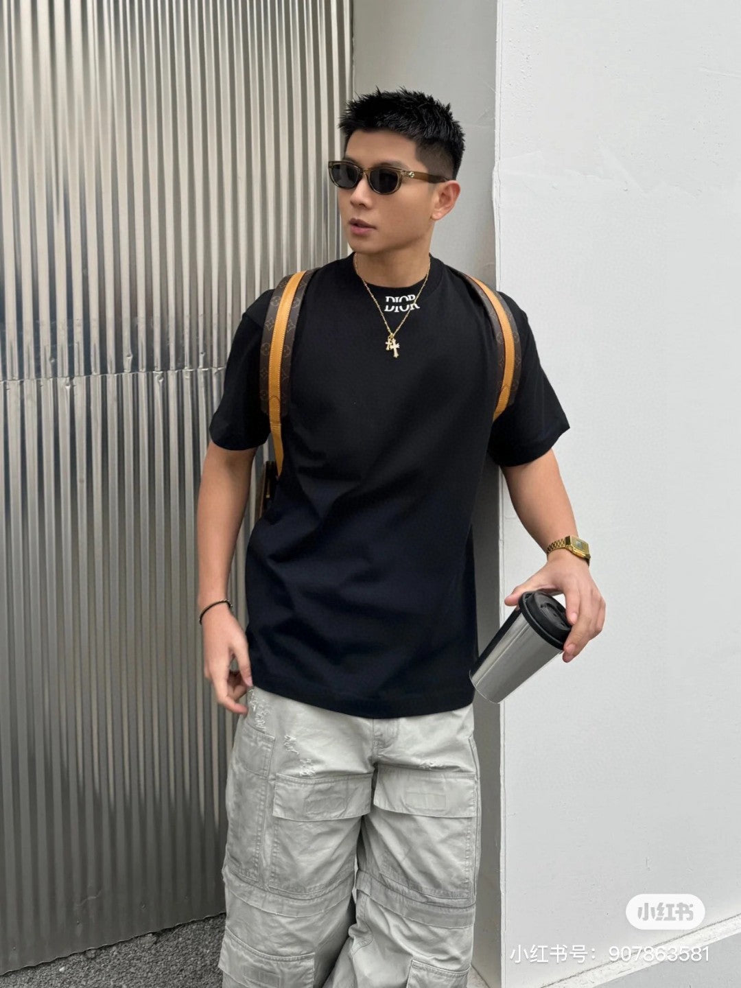 D*or minimalist black t-shirt