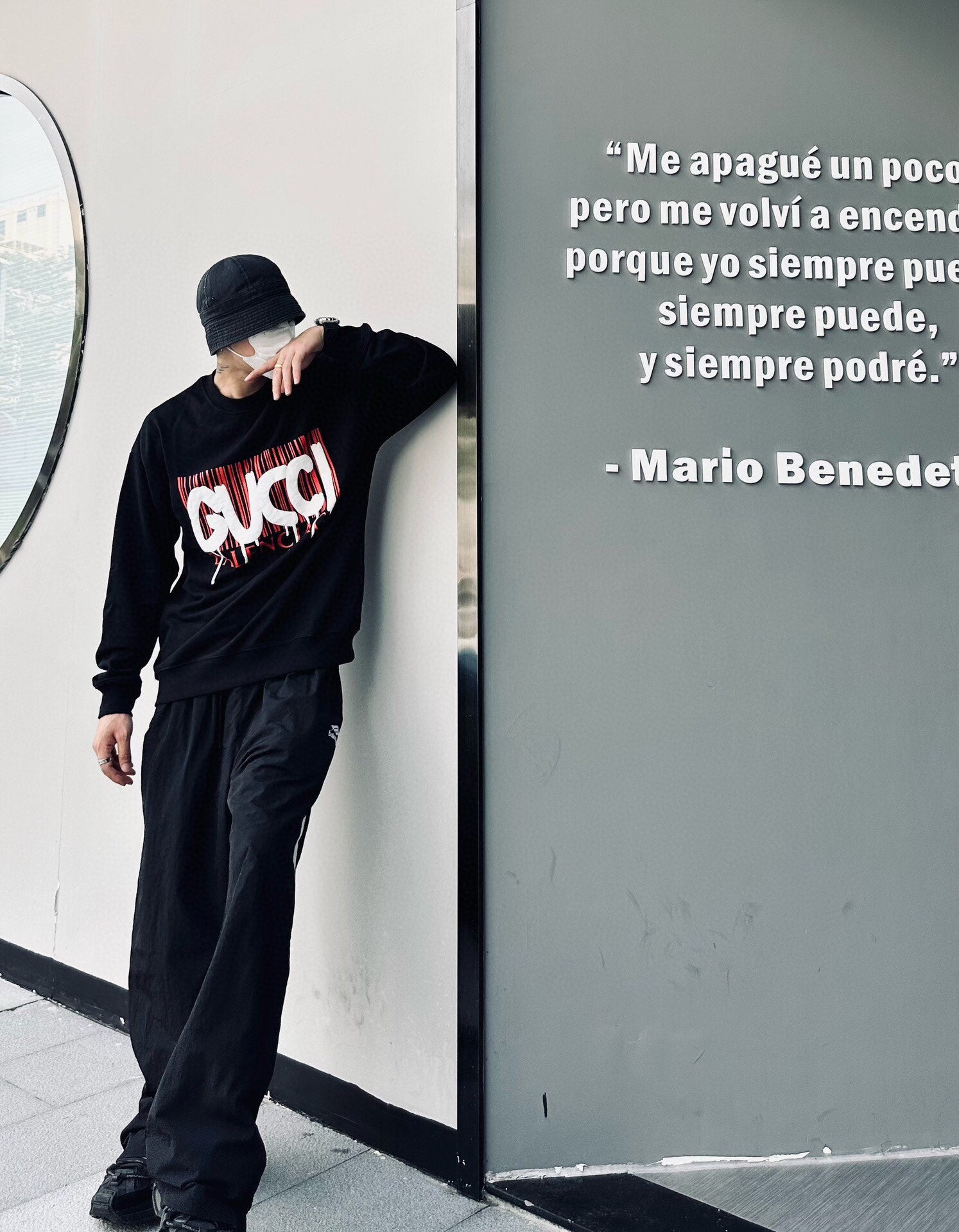 g*u*i x Ba*len*cia*ga sweatshirt