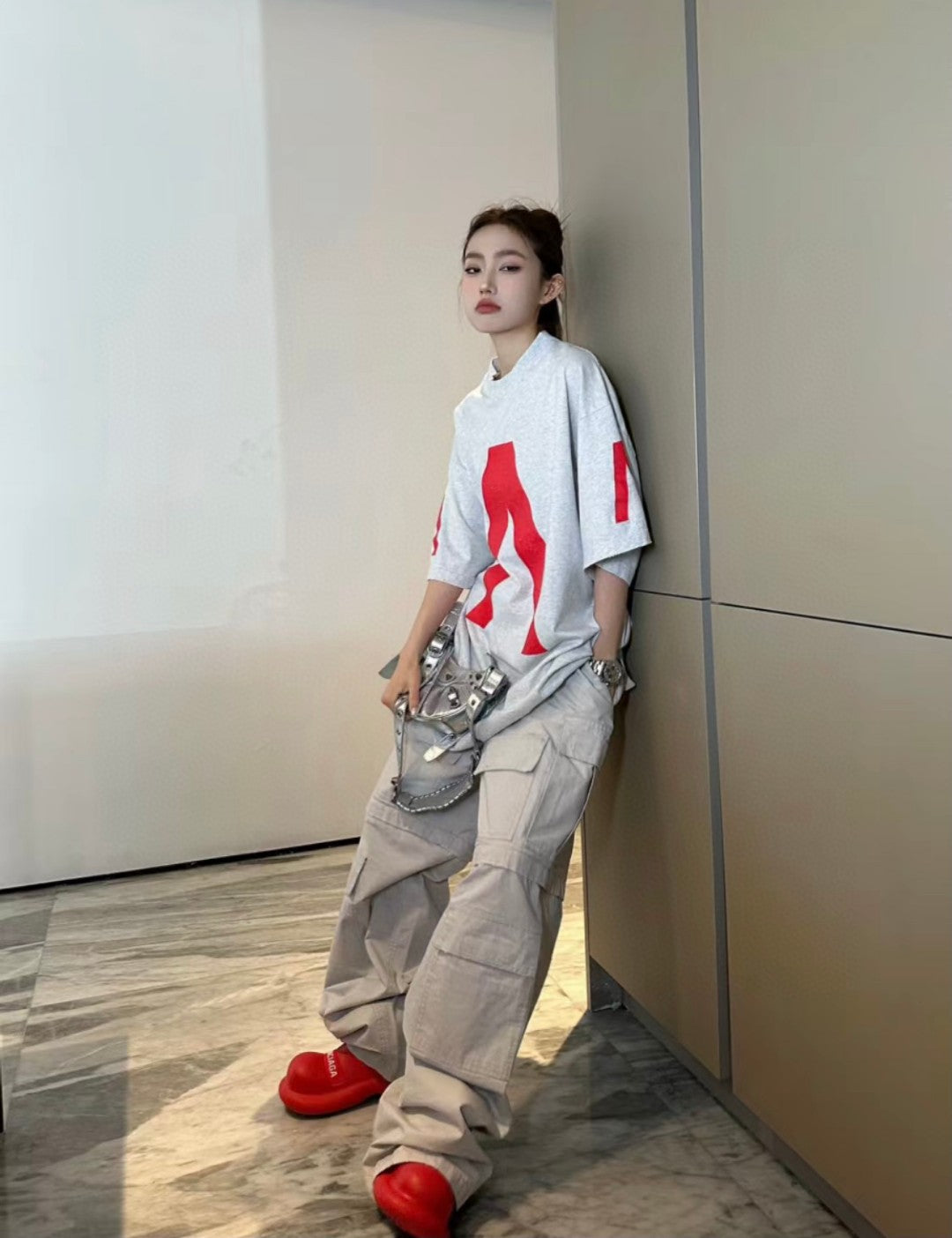 Ba*len*cia*ga red logo graphic t-shirt (gray)