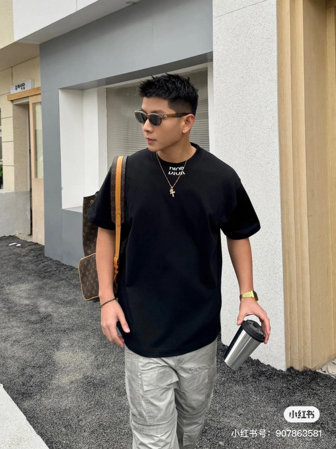 D*or minimalist black t-shirt