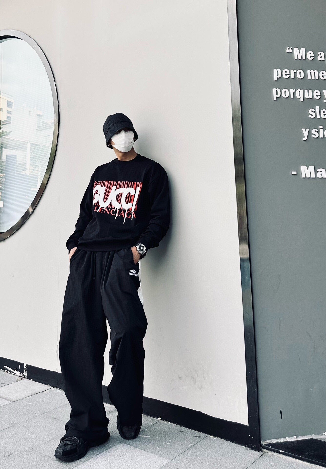 g*u*i x Ba*len*cia*ga sweatshirt