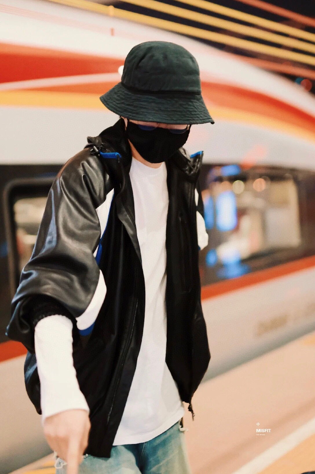 Ba*len*cia*ga reebok jacket