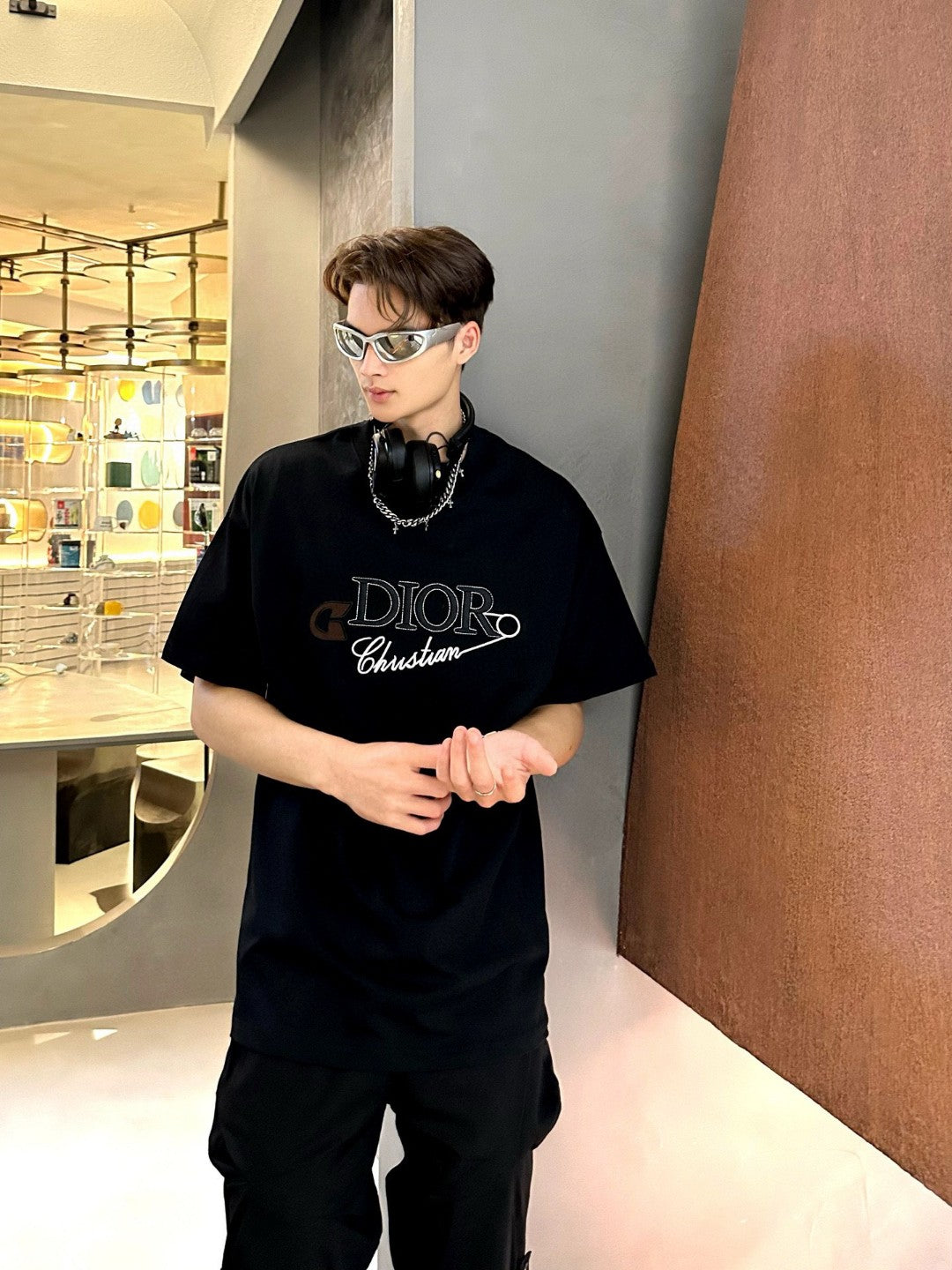 D*or safety pin logo black t-shirt