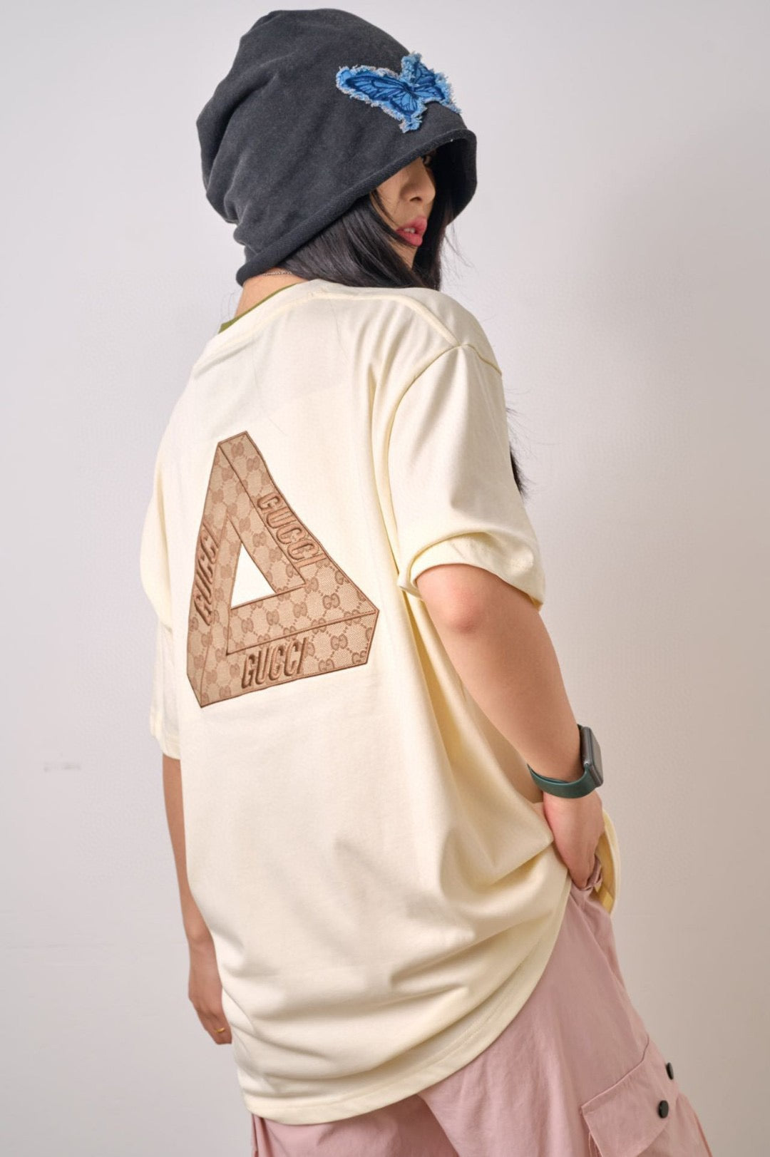 G*u*i triangle logo beige t-shirt