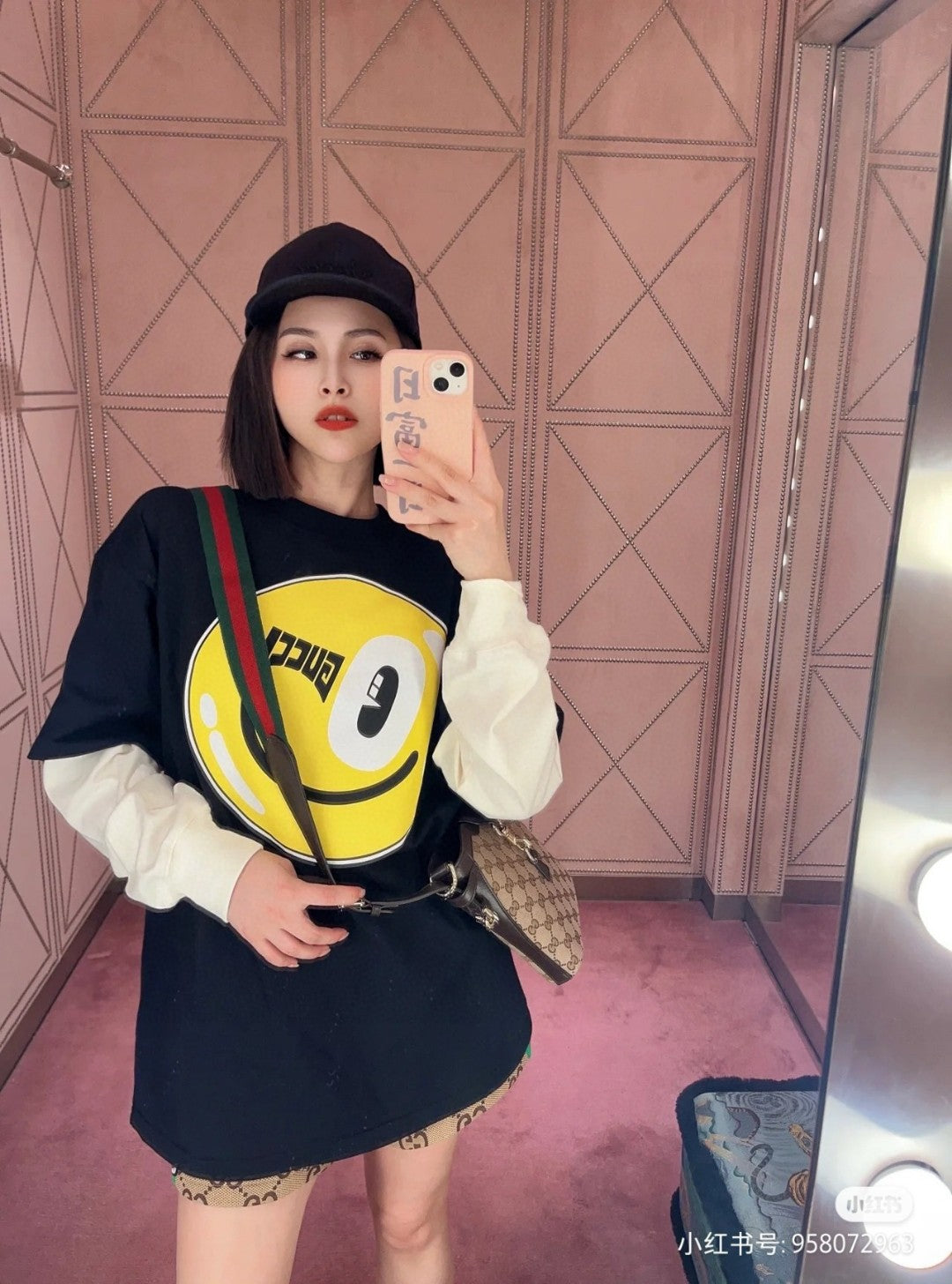 g*u*i smiley F**e t-shirt