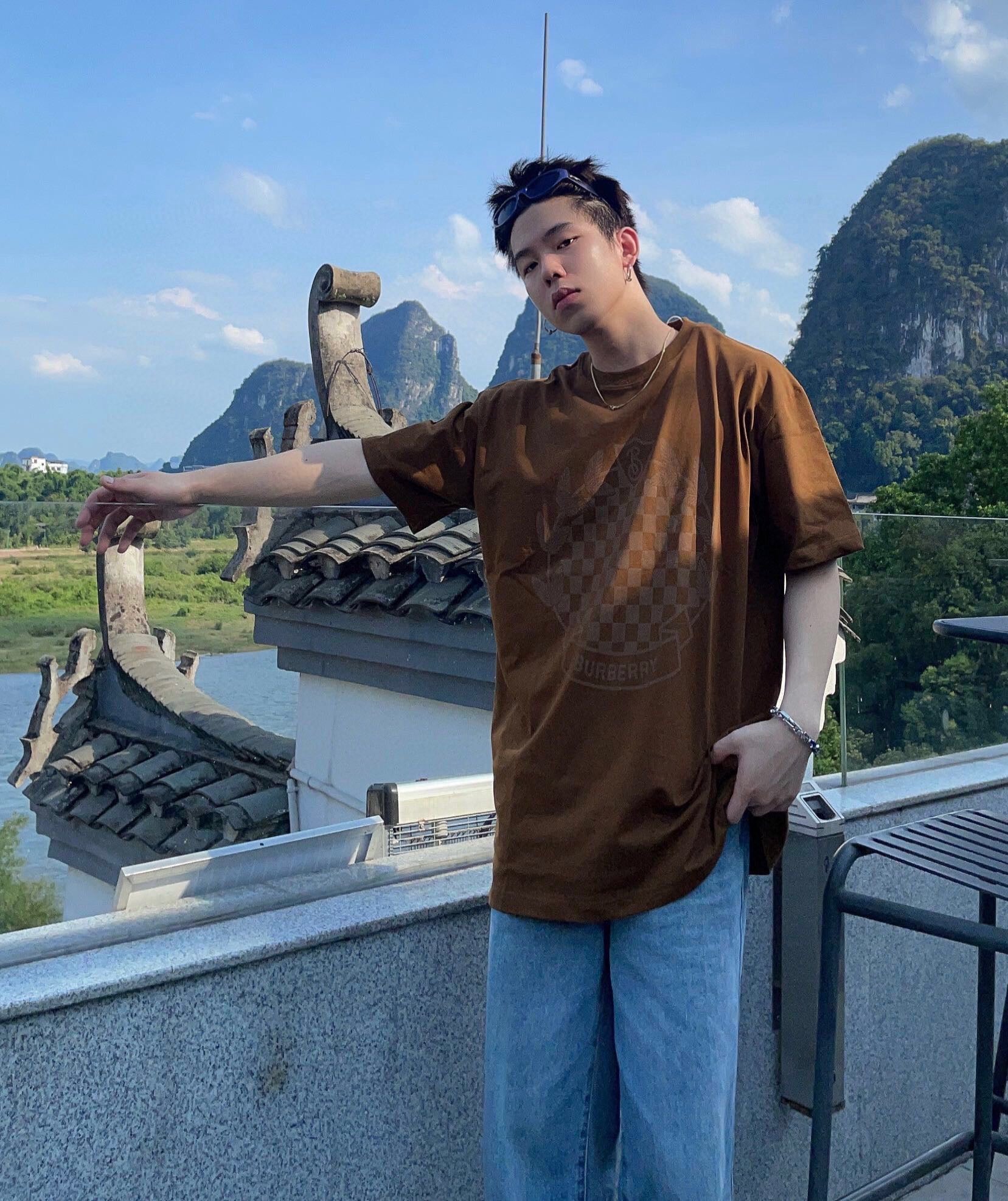 B**rry t-shirt with checkered crest