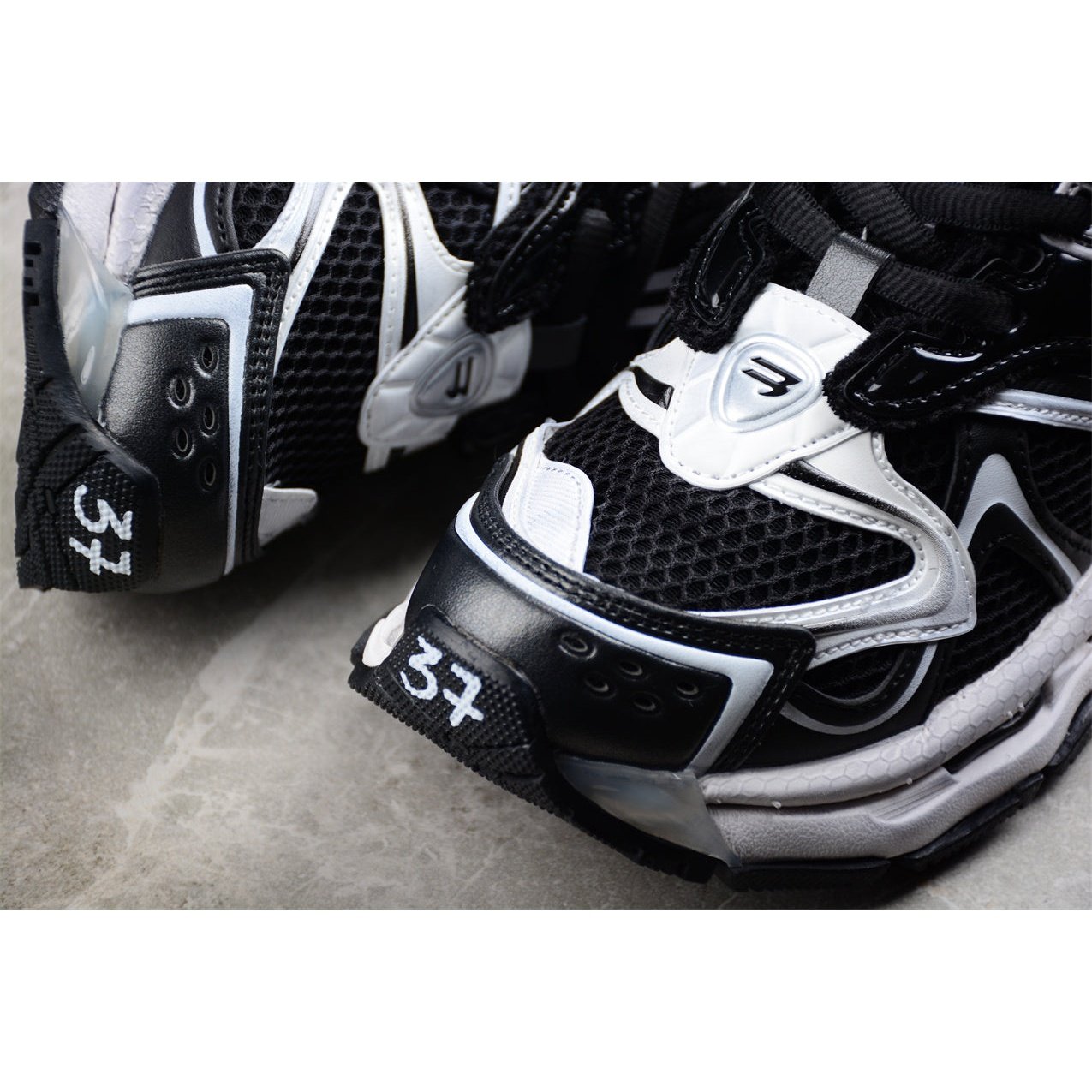 Ba*len*cia*ga runner x black white