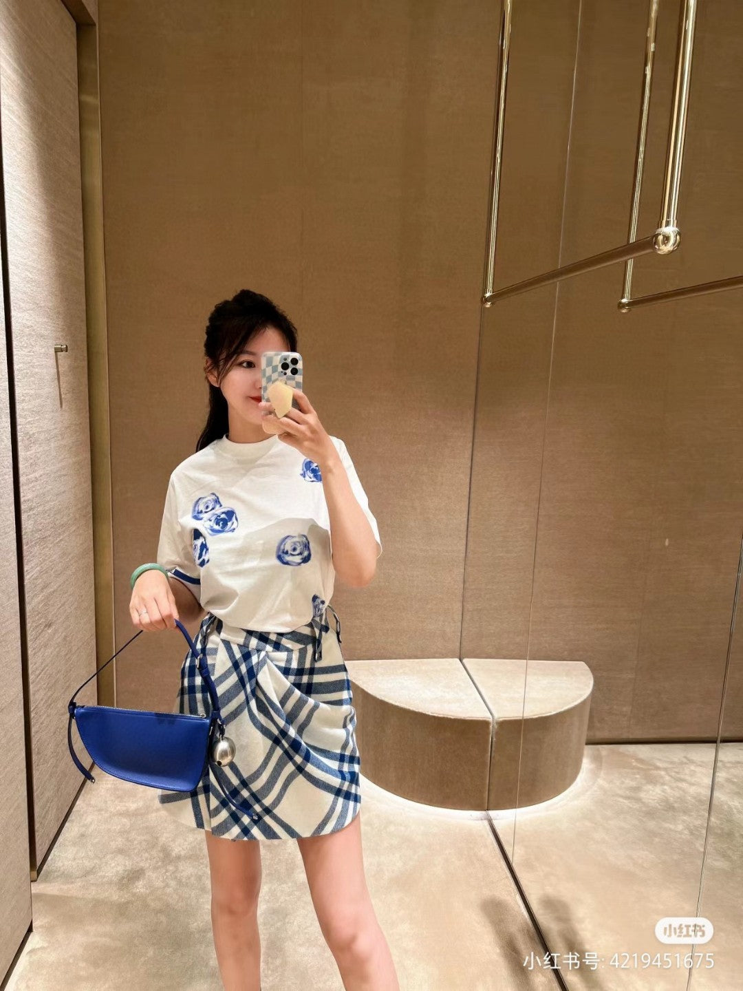 B**rry white t-shirt with blue design