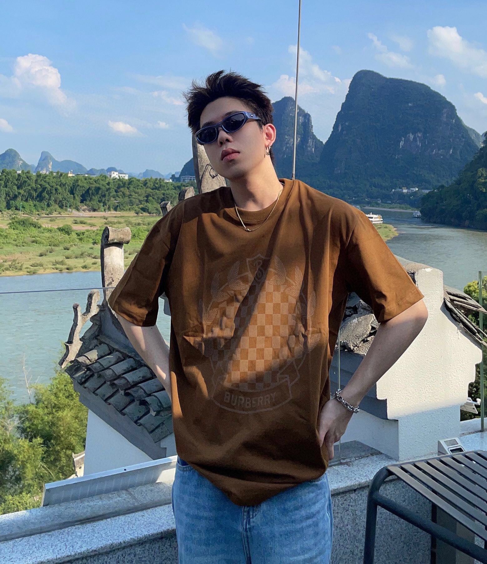 B**rry t-shirt with checkered crest