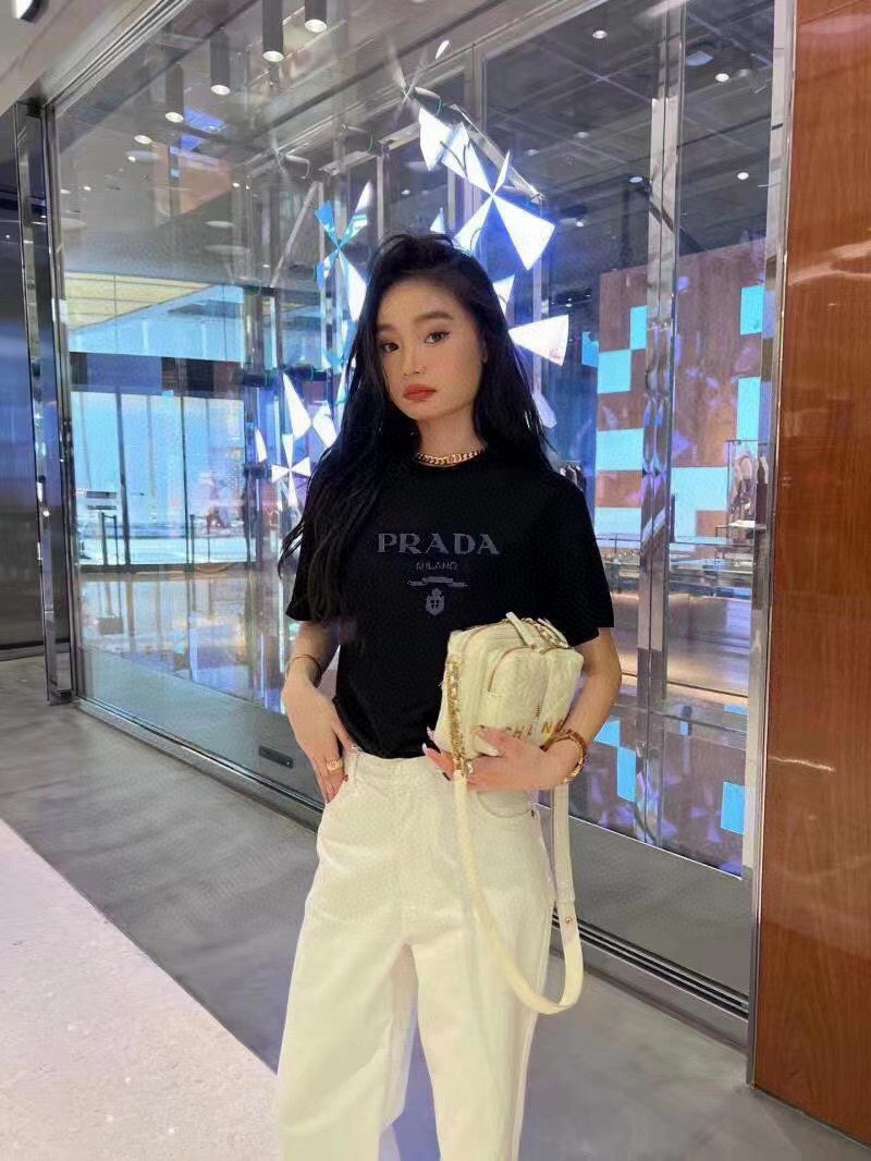 Pra*a t-shirt - black with subtle branding
