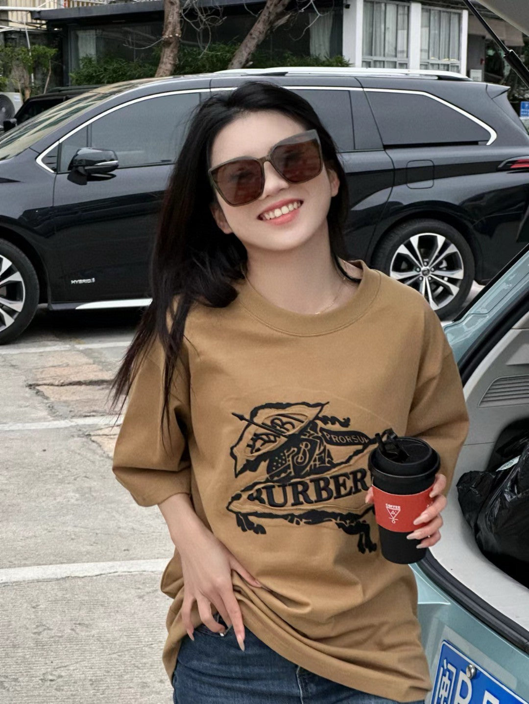 B**rry t-shirt - tan with graphic design