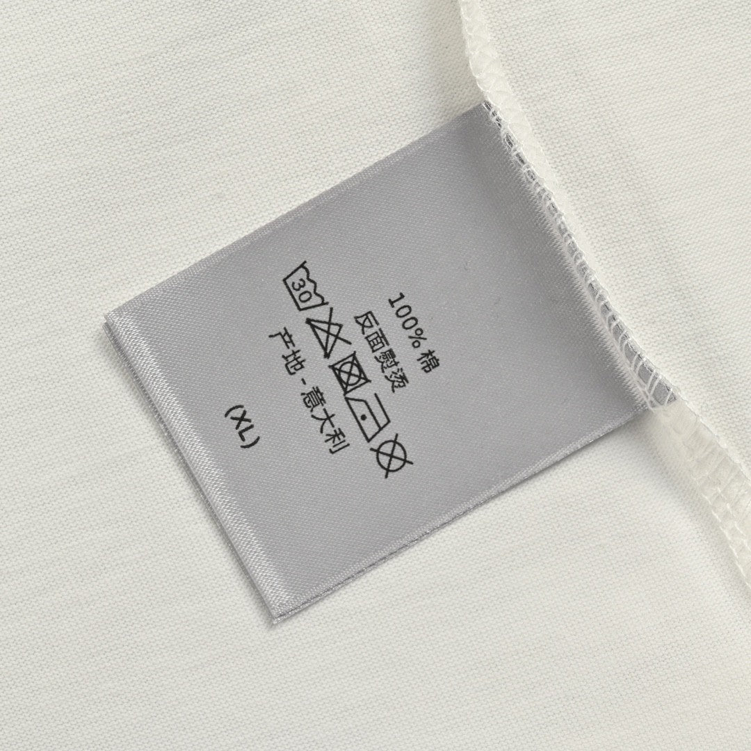 D*or minimalist white t-shirt
