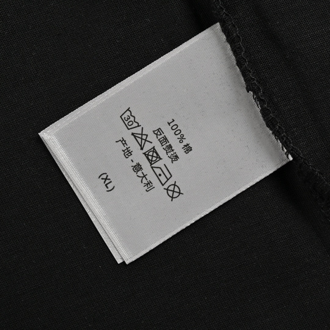 D*or minimalist black t-shirt
