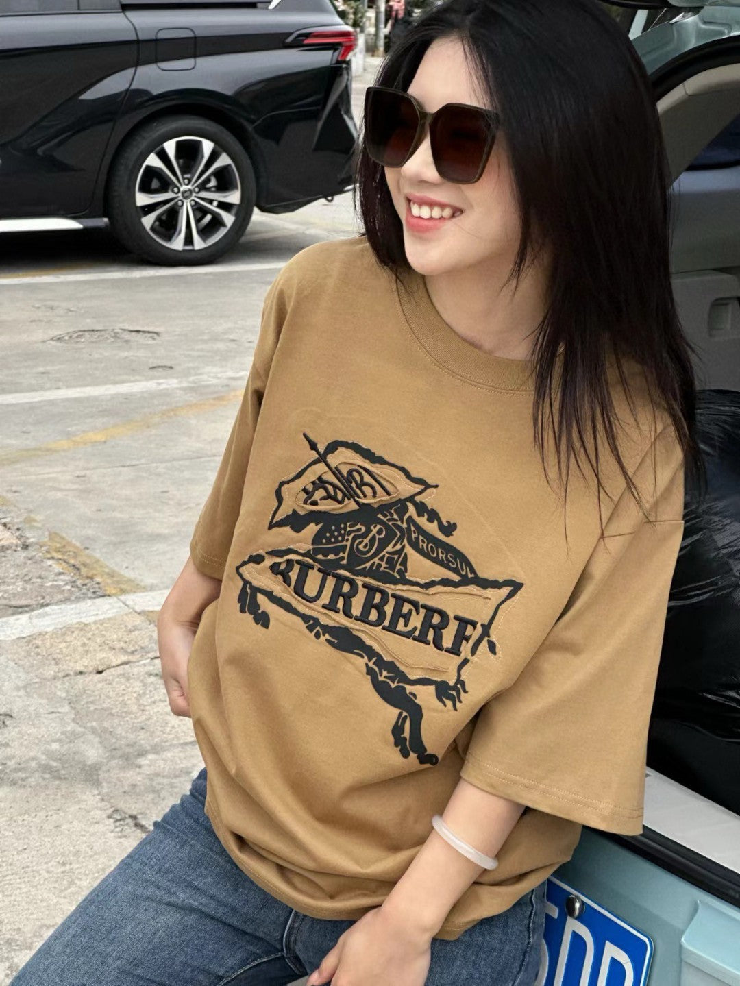 B**rry t-shirt - tan with graphic design