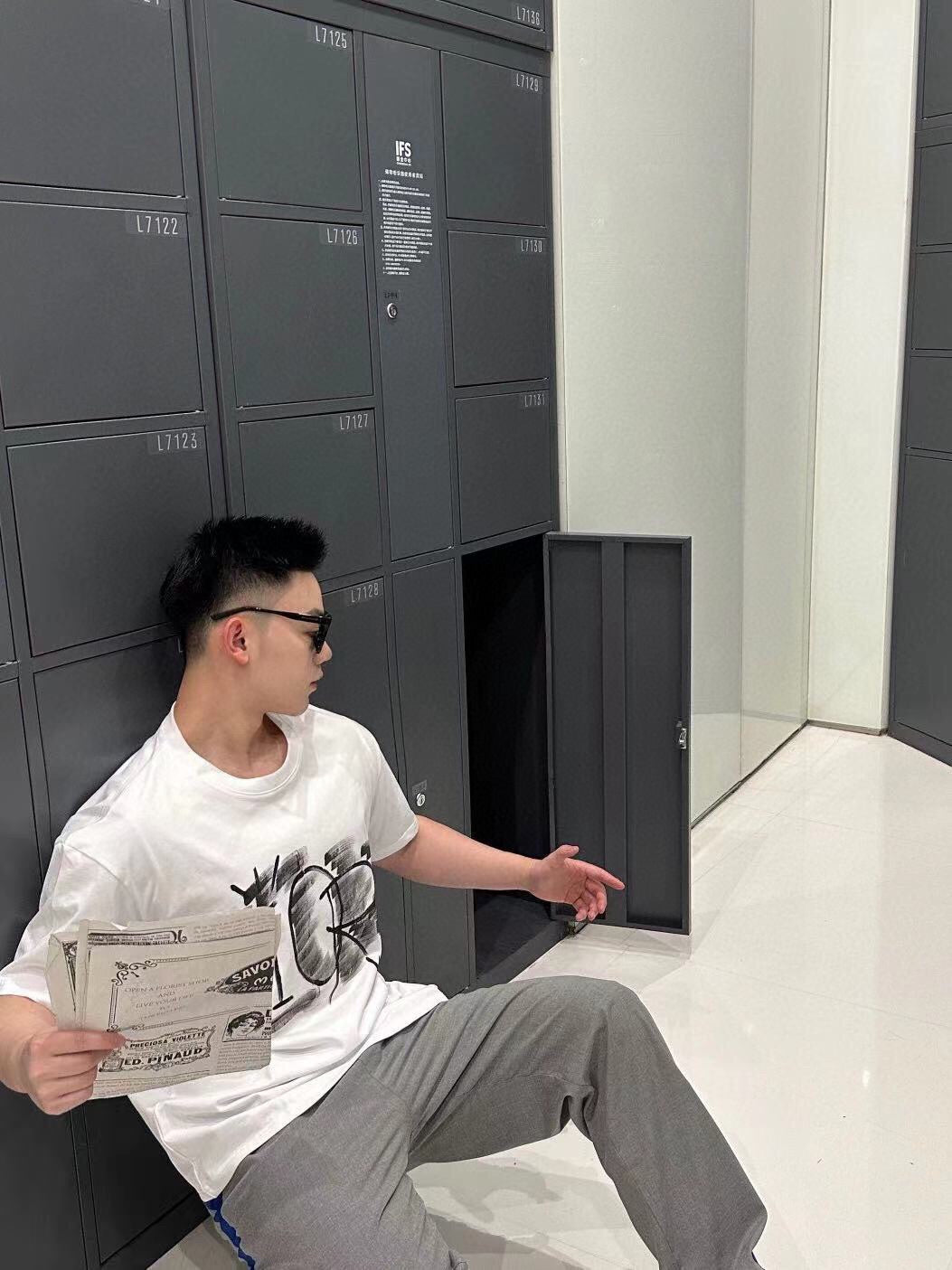 D*or t-shirt with artistic logo design