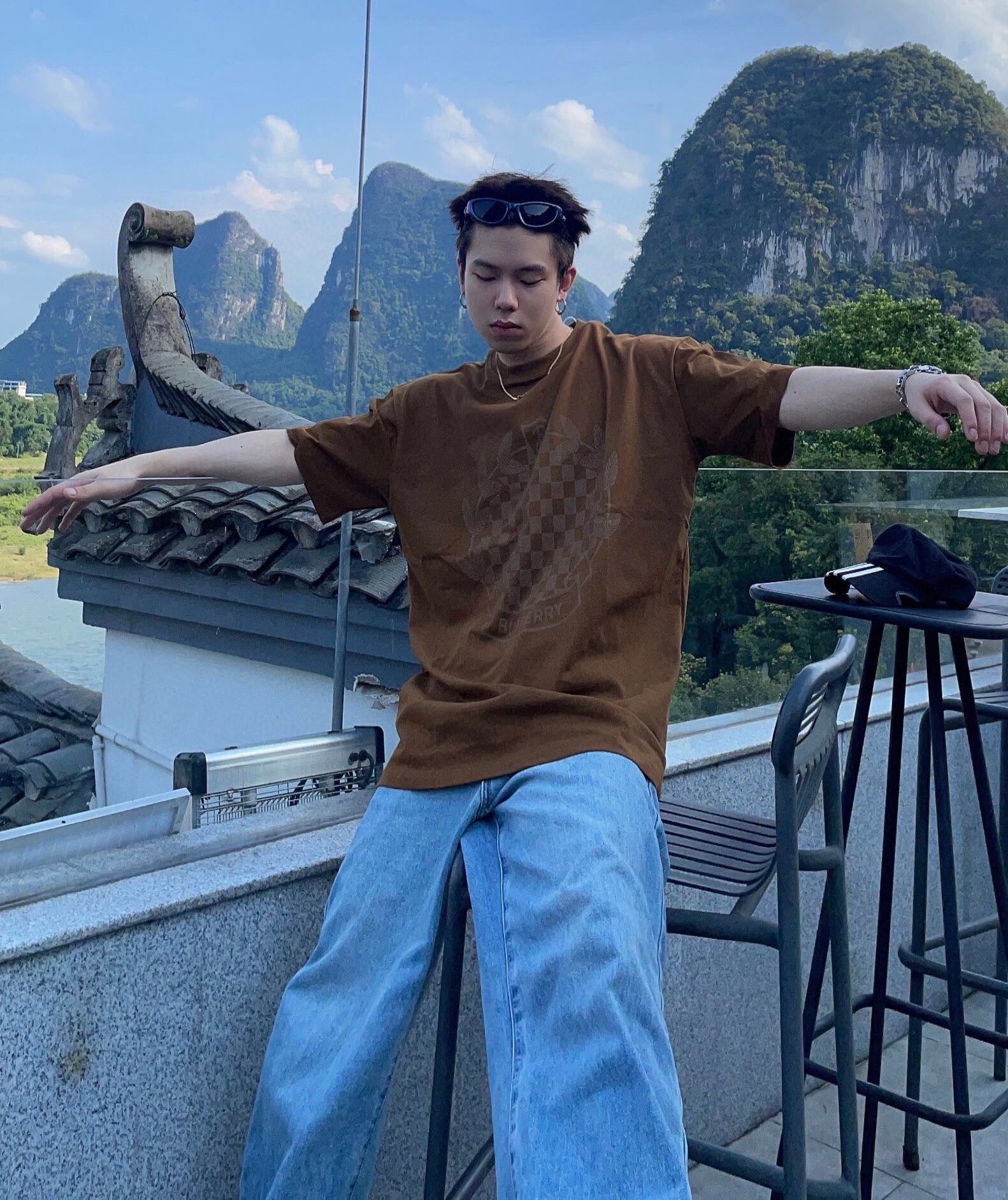 B**rry t-shirt with checkered crest