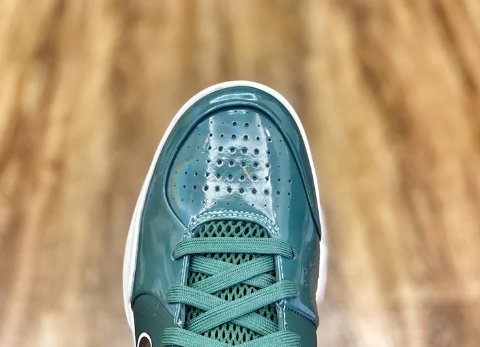 NIKE KOBE 4 x UNDEFEATED MILWAUKEE BUCKS