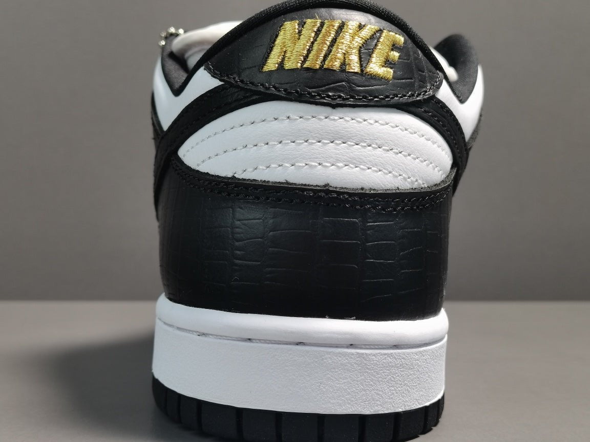 nike sb dunk x S*p*e stars black